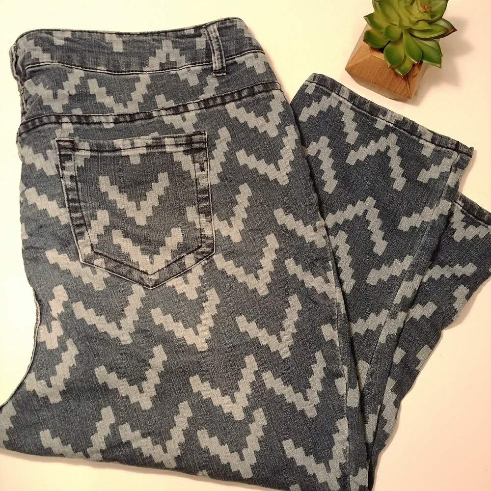 Torrid 20W Geometric Arrow Denim Capris